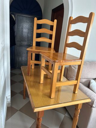 Mueble de madera con cajones y puertas.