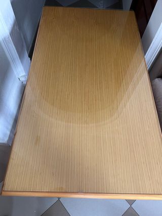 Mueble de madera con cajones y puertas.