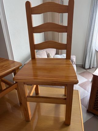 Mueble de madera con cajones y puertas.