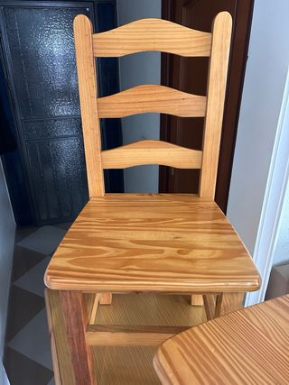 Mueble de madera con cajones y puertas.