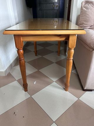 Mueble de madera con cajones y puertas.