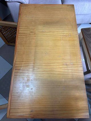 Mueble de madera con cajones y puertas.