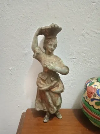 Escultura femenina de calamina