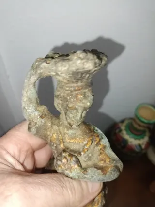 Escultura femenina de calamina