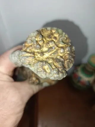 Escultura femenina de calamina