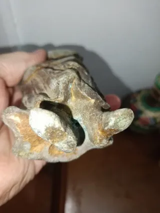 Escultura femenina de calamina