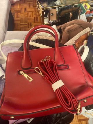 Bolso de piel rojo con lazo