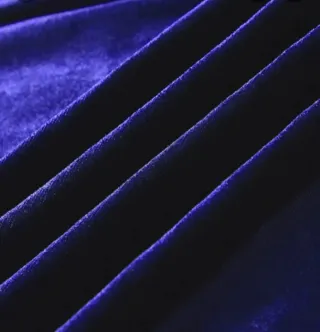 Vestido de terciopelo azul noche, con bolsillos