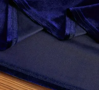 Vestido de terciopelo azul noche, con bolsillos