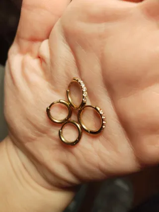 Anillos de acero inoxidable y pendientes