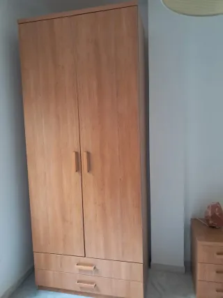 Armario, mesita de noche y cama individual