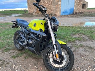 Moto 125cc Naked Amarillo