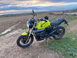 Moto 125cc Naked Amarillo