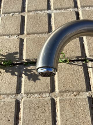 Grifo de metal plateado