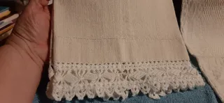 Due asciugamani vintage ricamati a mano e pizzo.