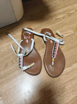 Sandalias planas con tiras y abalorios
