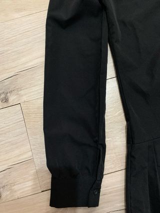 Vestido camisero negro con falda plisada