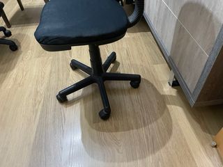 Silla de oficina negra con ruedas