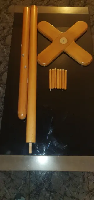 Perchero de madera con 8 soportes.