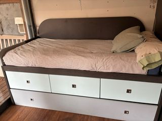 Cama individual con tres cajones y otra cama.