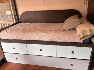 Cama individual con tres cajones y otra cama.