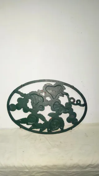 Antiguo salvamanteles grande hierro uvas fresas