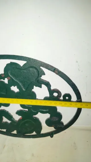 Antiguo salvamanteles grande hierro uvas fresas