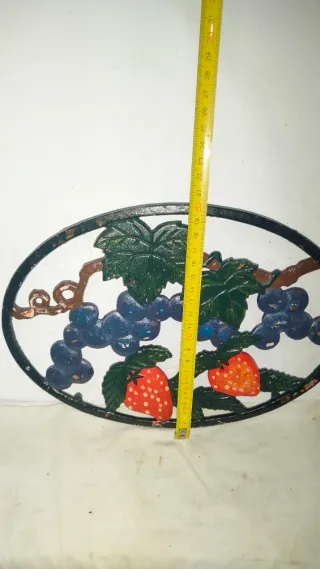 Antiguo salvamanteles grande hierro uvas fresas