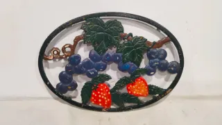 Antiguo salvamanteles grande hierro uvas fresas