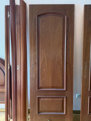 Puerta madera maciza con forros y jambas perfecta