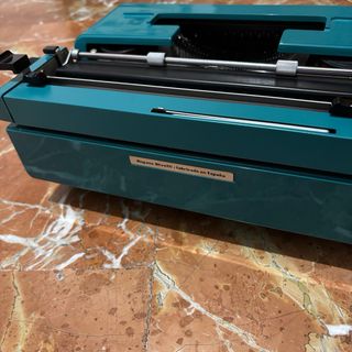 Máquina de escribir Olivetti Studio 45 como nueva