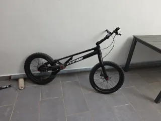 Bici Trial Clean K1.2 Carbono 20" Con buje libre.