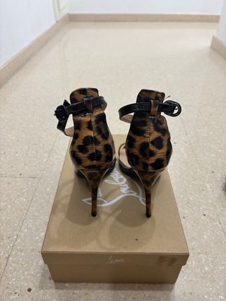 Tacones Christian Louboutin Negro y Dorado