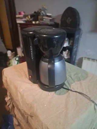 Cafetera Negra con Jarra Térmica