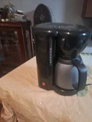 Cafetera Negra con Jarra Térmica