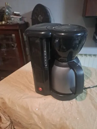 Cafetera Negra con Jarra Térmica