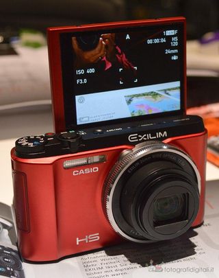 Cámara Digital Casio EX-ZR1000 Roja