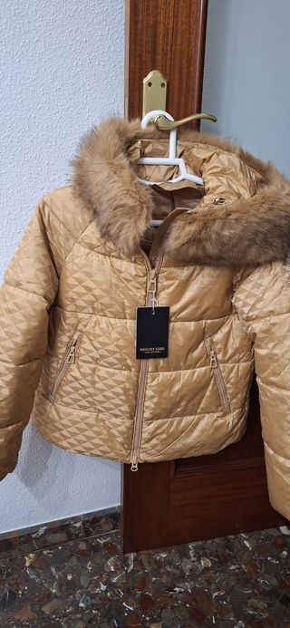 Chaqueta acolchada color camel