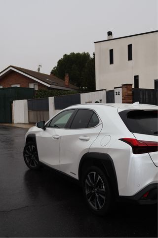 Lexus UX 250H PREMIUM 25.000