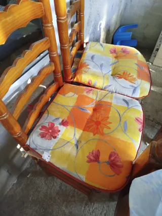Sillas de madera con cojines