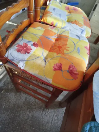 Sillas de madera con cojines