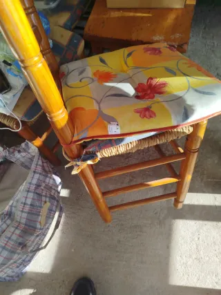 Sillas de madera con cojines