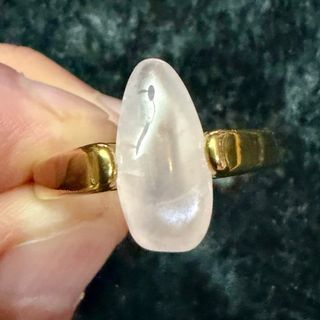 Anillo dorado con piedra blanca