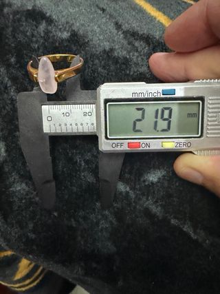 Anillo dorado con piedra blanca