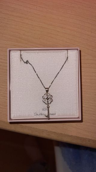 Collar de plata con trébol y llave