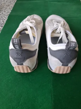 Zapatillas Munich grises y blancas