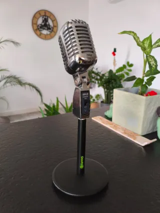 Micrófono Pyle Vintage con Soporte