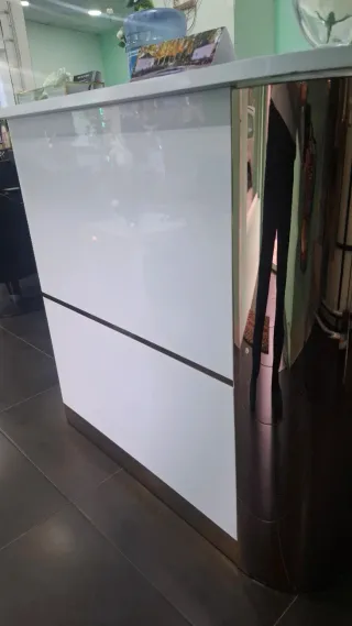 Mostrador recibidor blanco y dorado