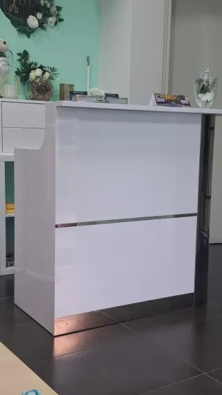 Mostrador recibidor blanco y dorado