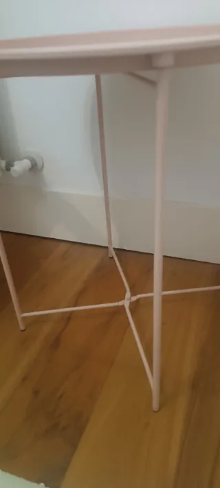 Mesa auxiliar redonda rosa